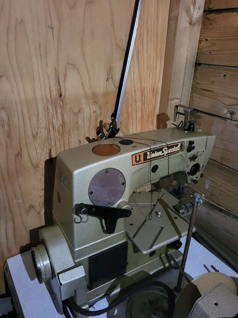 Union Special Kettingsteekmachine (met tafel), Gebruikt, Naaimachine, Industrieel, Ophalen