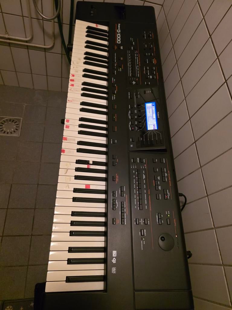 Te koop een mooie   roland  g 1000  keyboard, Muziek en Instrumenten, Keyboards, Ophalen, Roland, Met standaard, 61 toetsen