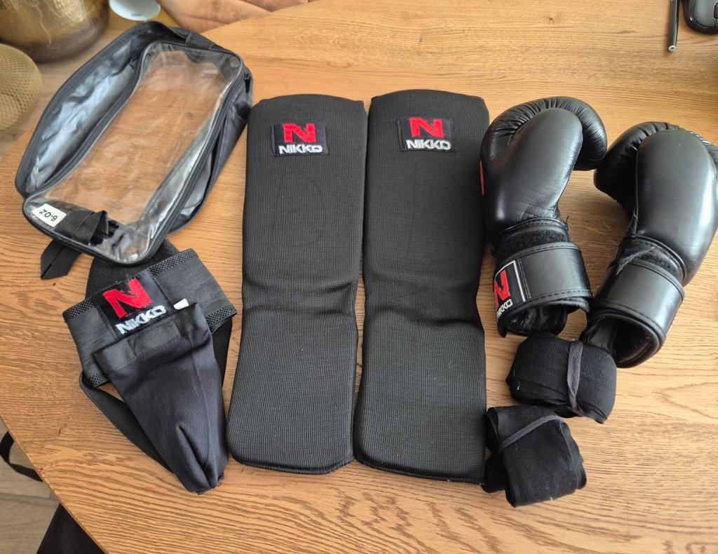 Boks uitrusting: handschoenen, scheenbeschermers, t, Ophalen of Verzenden, Bokshandschoenen