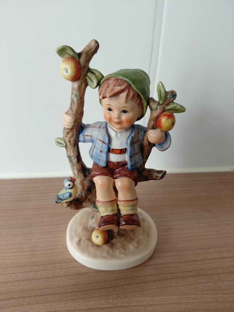 Hummel beeldje jongetje appel boom vogel, Verzamelen, Beelden en Beeldjes, Ophalen of Verzenden