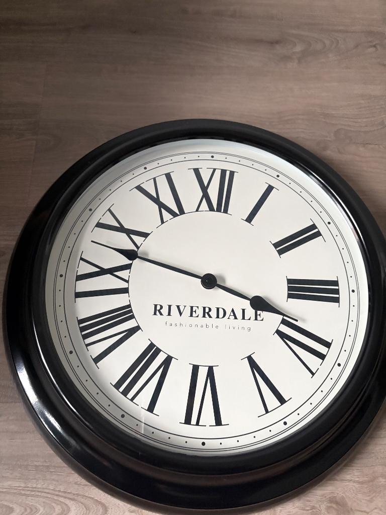 Riverdale klok, Huis en Inrichting, Ophalen, Zo goed als nieuw, Analoog, Wandklok