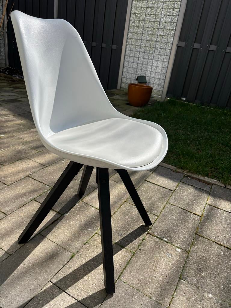 Zes witte stoelen met zwarte poten, Huis en Inrichting, Stoelen, Ophalen, Gebruikt, Wit, Kunststof