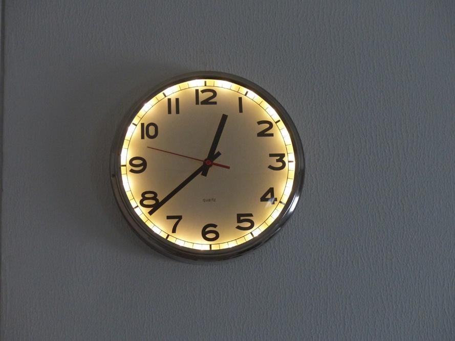 Ikea klok met licht erin, +- 30 cm. NIEUW. Geheel metaal., Huis en Inrichting, Woonaccessoires | Klokken, Nieuw, Wandklok, Analoog