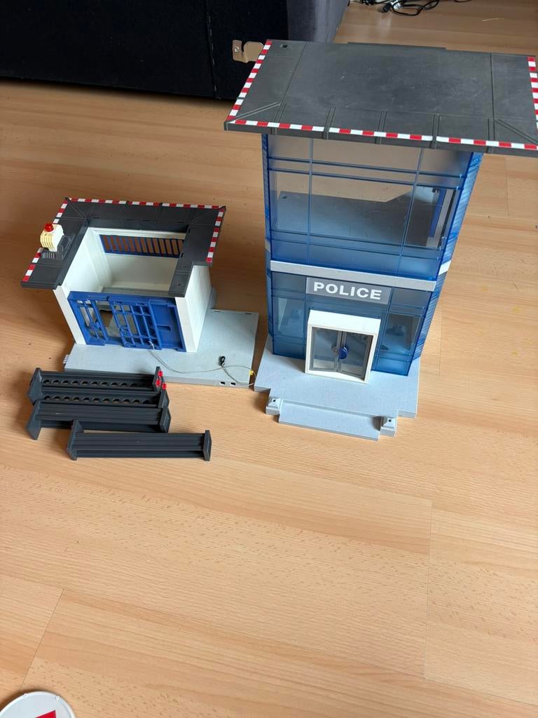 Playmobil politiebureau en kasteel €5, Kinderen en Baby's, Speelgoed | Playmobil, Ophalen of Verzenden, Zo goed als nieuw
