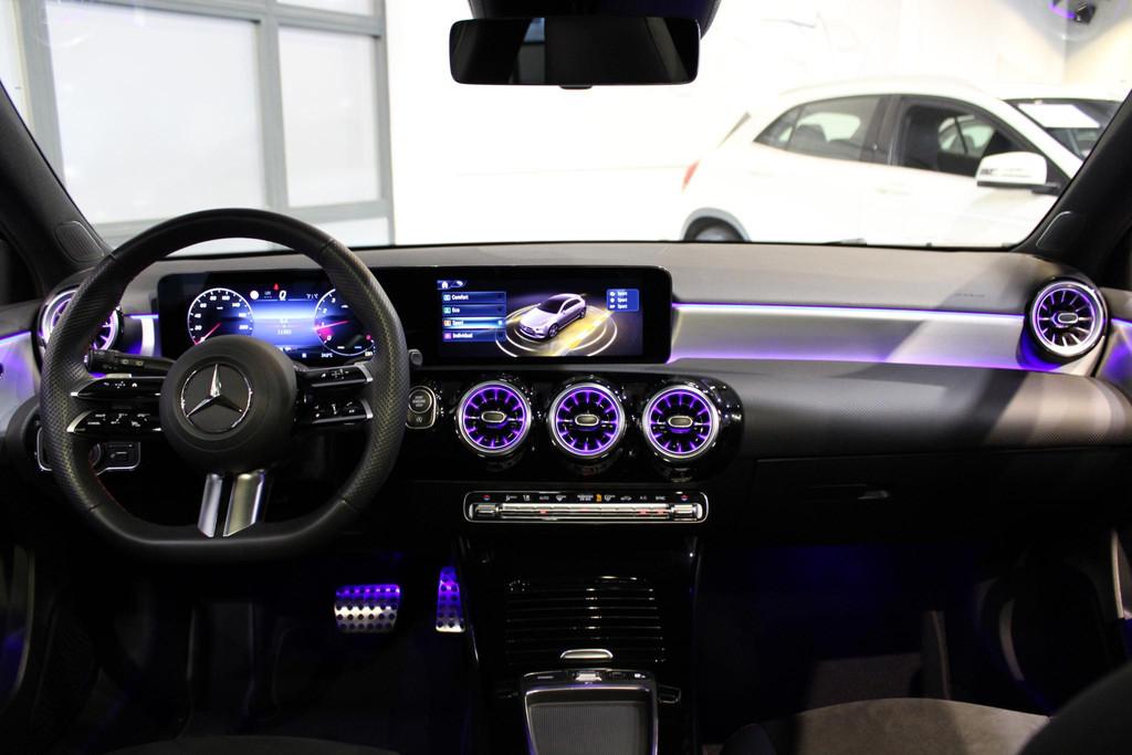 Mercedes-Benz A-Klasse Hatchback 180 Star Edition AMG Line P, 136 pk, Gebruikt, 4 cilinders, Blauw