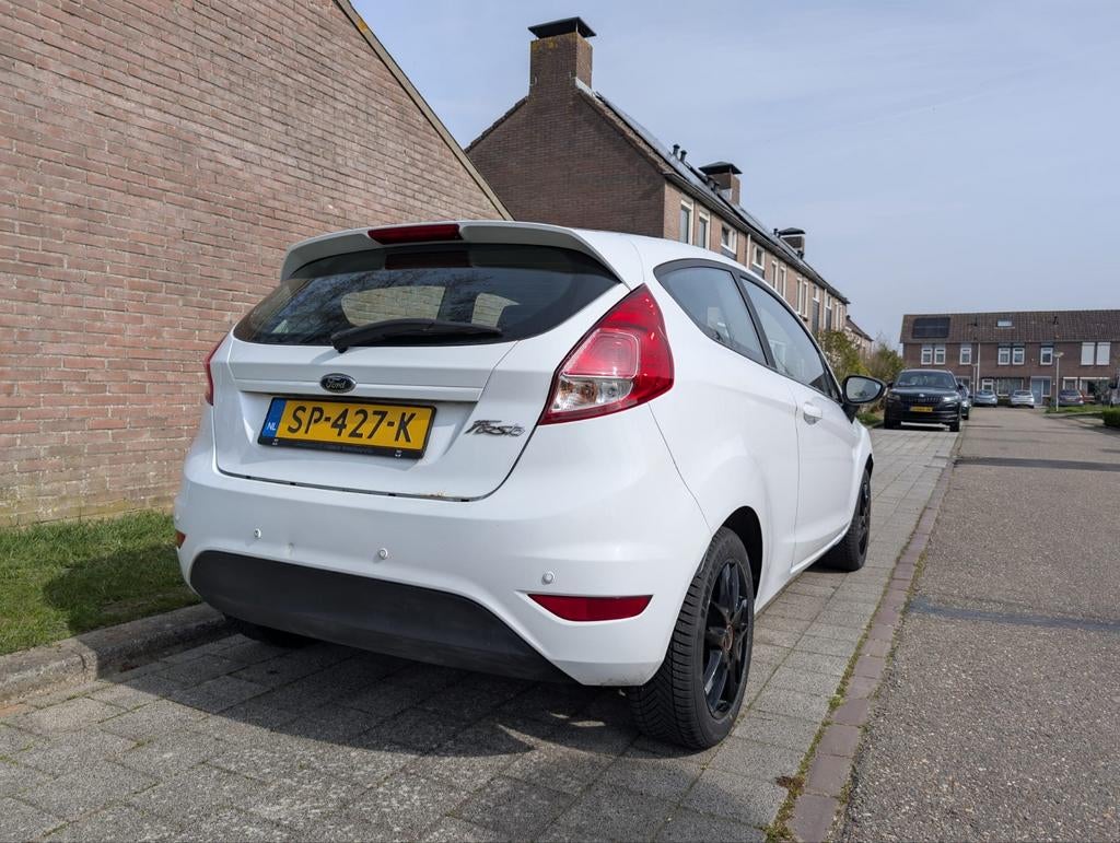 Ford Fiësta 1.25 bouwjaar 2017 wit Apk tot 02-2027, Auto's, Voorwielaandrijving, 600 kg, 4 cilinders, 82 pk
