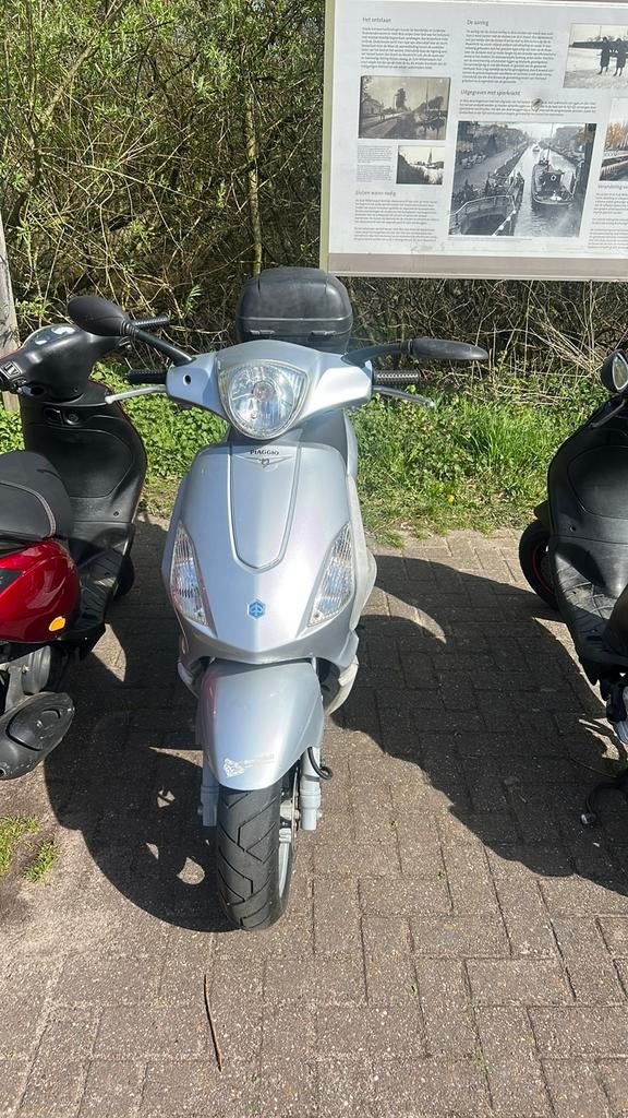 Piaggio fly 125 uitstekende staat duitse papieren, Ophalen, Zo goed als nieuw, Benzine, Fly