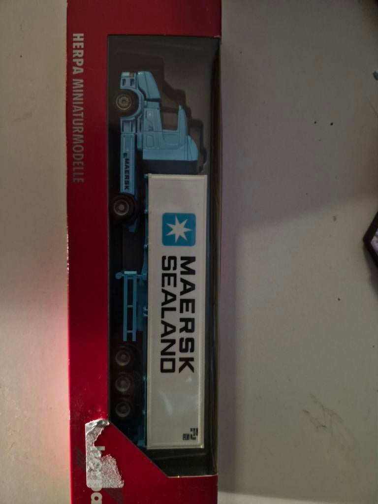 Maersk Sealand en 3 Mercedes trekkers, Verzenden, Nieuw, Bus of Vrachtwagen, Herpa