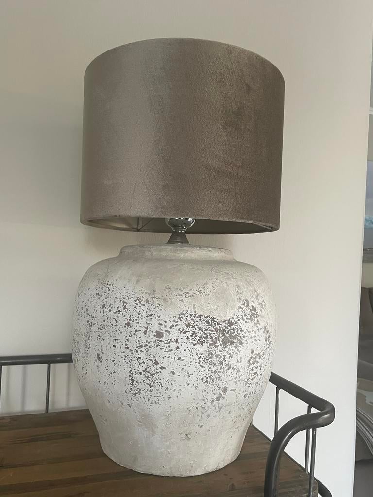 Robuuste stenen kruiklamp met taupe kap, Ophalen of Verzenden, Gebruikt, Overige materialen, 50 tot 75 cm
