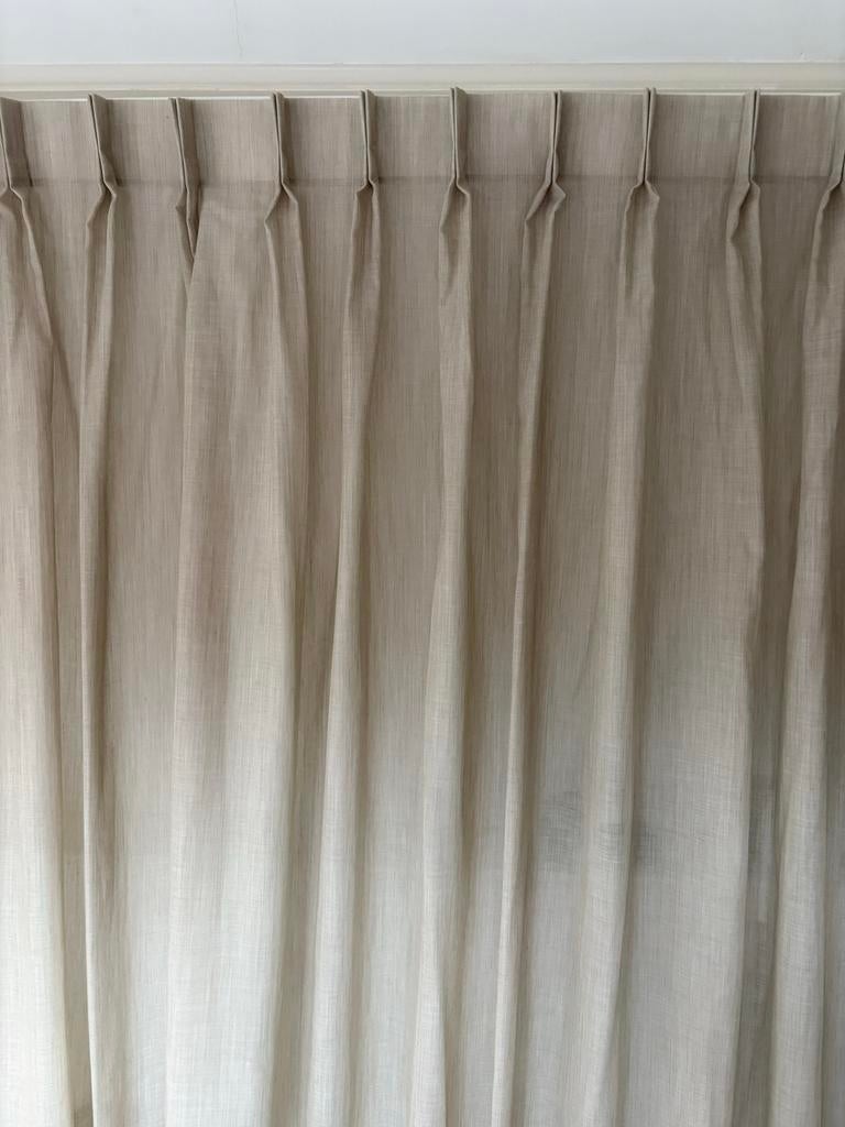 8257 350 x 240 hg Inbetween Gordijnen met Dubbele Plooi, Huis en Inrichting, Ophalen of Verzenden, Gebruikt, Grijs, 200 cm of meer