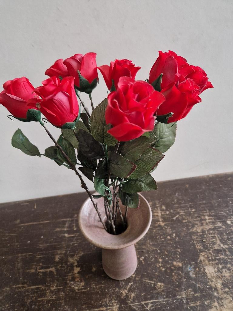 Vaas met 9 stuks rode kunstrozen, Binnen, Gebruikt, Zijde, Ophalen of Verzenden