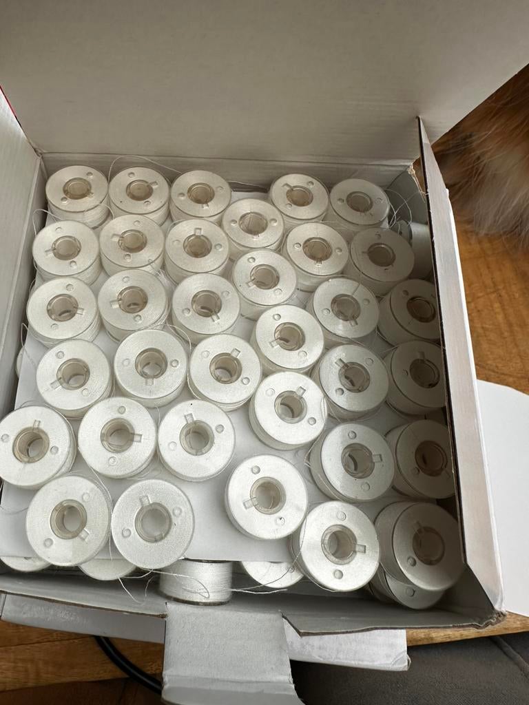 Machinaal borduren ondergaren wit, Ophalen of Verzenden, Nieuw, Machineborduren, Borduurgaren of Zijde