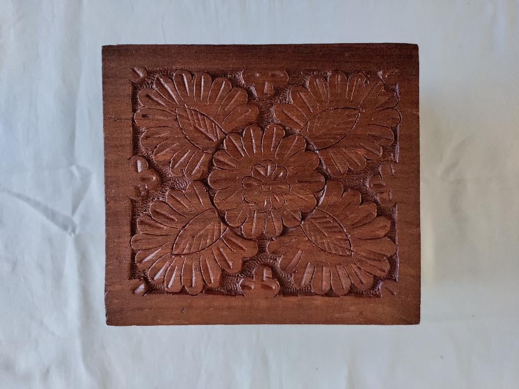 Houten bewerkte sigarendoosje, Verzamelen, Rookartikelen, Aanstekers en Luciferdoosjes, Ophalen of Verzenden, Nieuw, Tabaksdoos of Verpakking