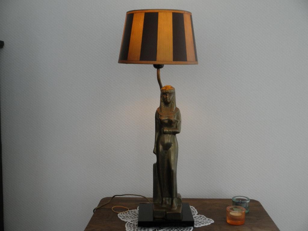 Tafel- salon- bedlamp met Egyptische vrouw sculptuur, Huis en Inrichting, Lampen | Tafellampen, Gebruikt, 50 tot 75 cm, Art deco
