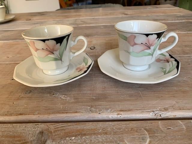 2 x vintage kop en schotel. Art deco stijl pastel bloem., Ophalen, Porselein, Overige stijlen, Kop(pen) en/of Schotel(s)