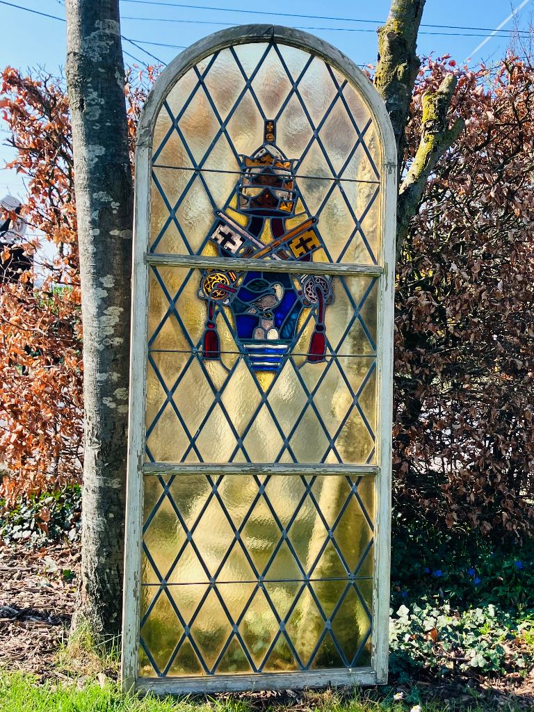 Héél oud glas in lood Kerkraam met Pauselijk wapenschild, Ophalen, Gevelraam of Ruit, Minder dan 80 cm, Glas in lood
