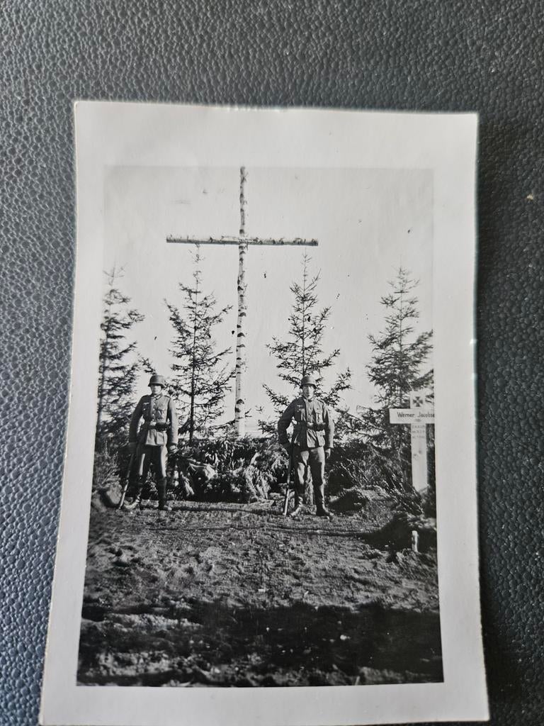 100%orig wo2 foto duitse soldaten begraafplaats,helm,k98,abz, Verzamelen, Ophalen of Verzenden, Duitsland, Helm of Baret