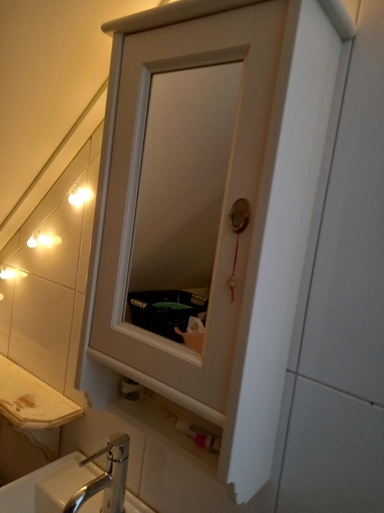 IKEA spiegelkastje met 2 plankjes - zo goed als nieuw, Ophalen of Verzenden