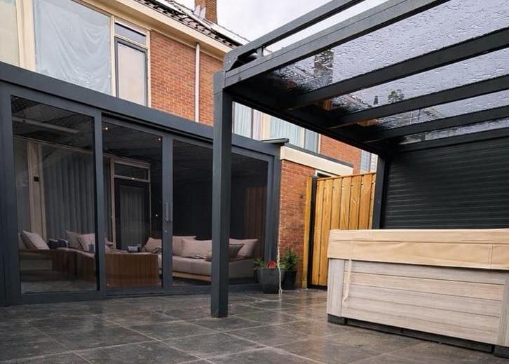 Luxe Veranda met Glazen Schuifwanden en Rolluiken, Doe-het-zelf en Verbouw, Rolluiken, Ophalen of Verzenden, Nieuw