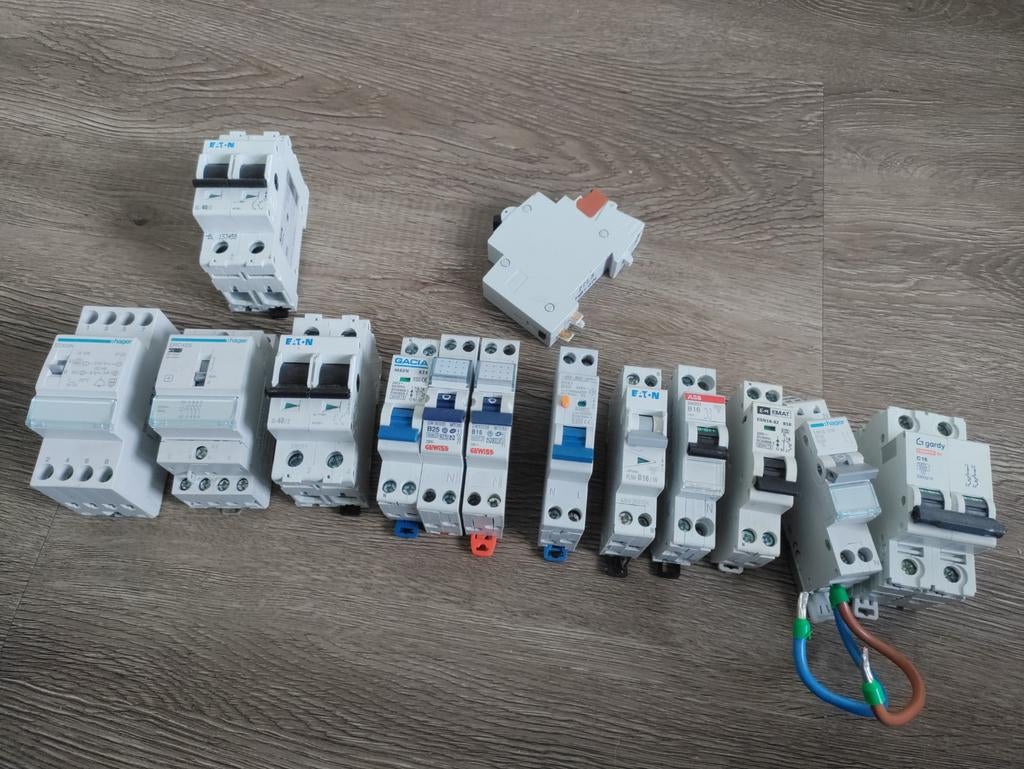 Diverse zekeringen automaten aardlekautomaat hoofdschakelaar, Doe-het-zelf en Verbouw, Elektra en Kabels, Ophalen of Verzenden