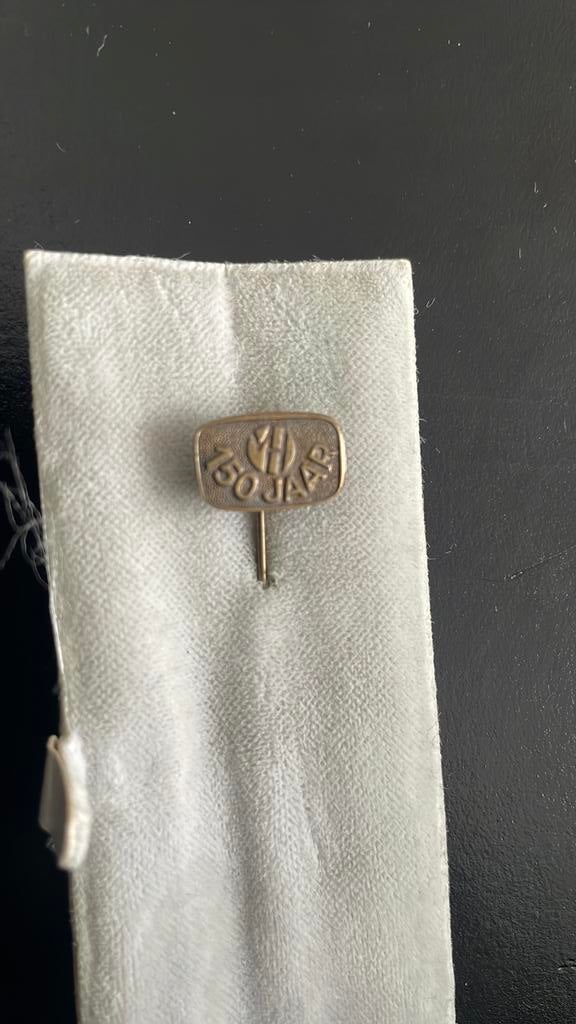 Vintage Speldje 150 Jaar van Houten chocolade, Ophalen of Verzenden, Gebruikt, Overige onderwerpen, Speldje of Pin