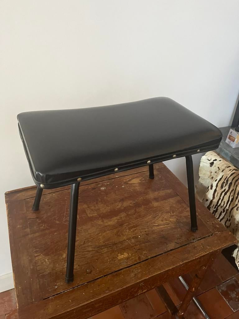 AUTHENTIEKE MIDCENTURY FOOTSTOOL GUARICHE ZWART MEUROP, Huis en Inrichting, Banken | Voetenbanken en Poefen, Minder dan 50 cm