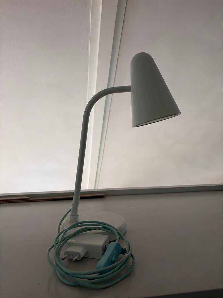 Witte bureaulamp met verstelbare arm (ikea), Huis en Inrichting, Lampen | Tafellampen, Ophalen of Verzenden, Gebruikt, Metaal