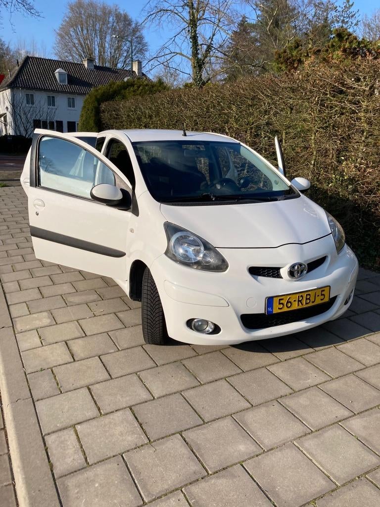 Toyota Aygo 1.0 12V Vvt-i/2011/5DRS/Wit/Dynamic Navigator, Auto's, Voorwielaandrijving, Euro 5, 4 stoelen, Origineel Nederlands