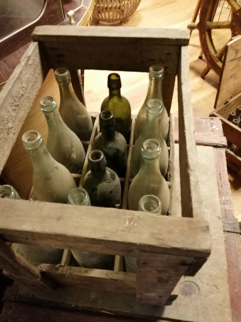 ZEER OUD KRAT MET OUDE FLESSEN IN MOOIE GELEEFDE STAAT., Ophalen