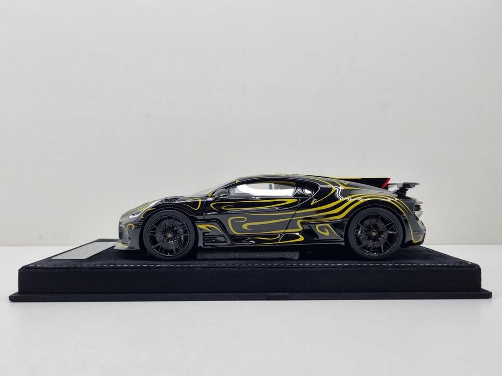 Henson & Heaven Bugatti Divo 1/30 1:18 Nieuw, Ophalen of Verzenden, Nieuw, Auto