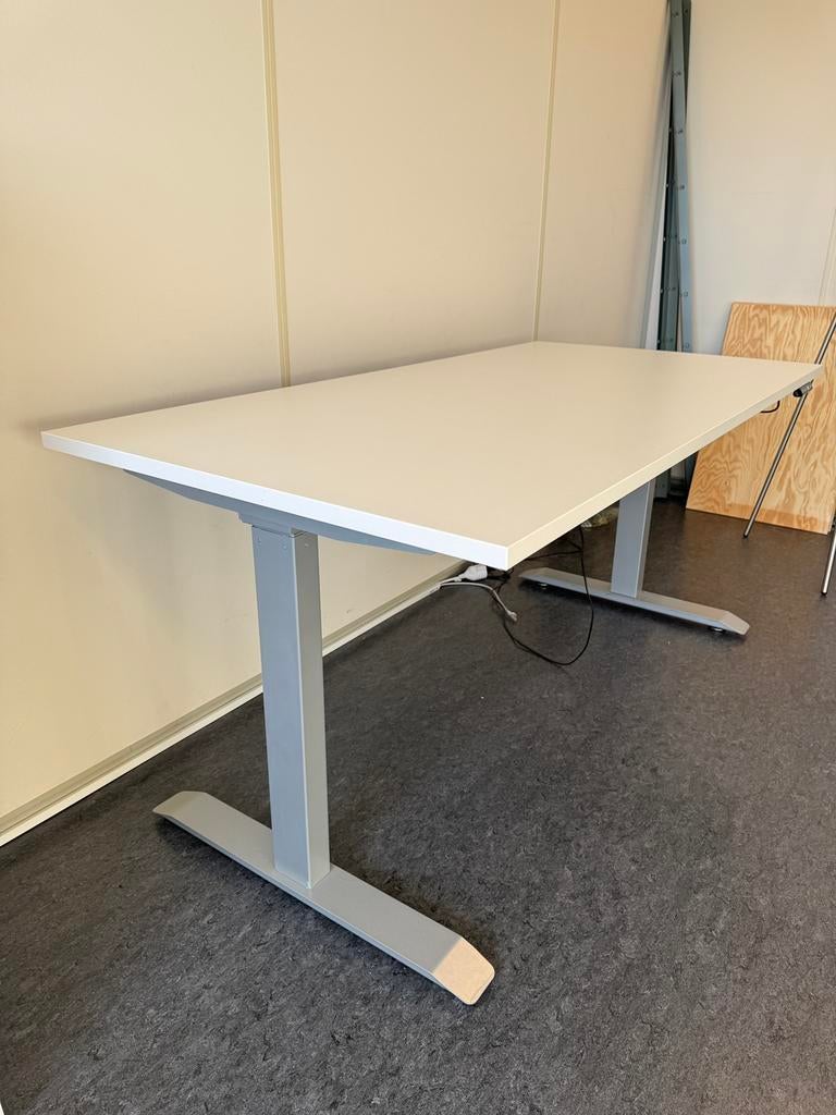 Elektrisch sta-zit bureau, Ophalen, Zit-sta bureau, Gebruikt, In hoogte verstelbaar
