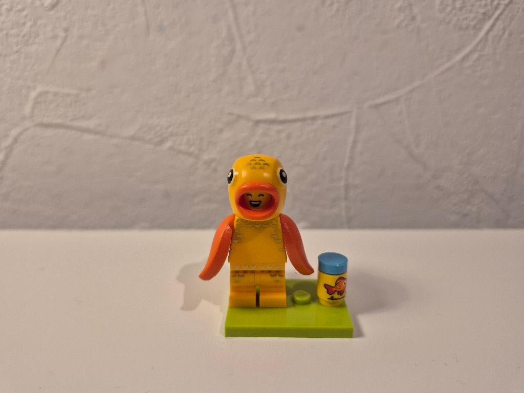 Lego Collectible Minifigure  Series 28 Goldfish Costume Fan, Ophalen of Verzenden, Zo goed als nieuw, Complete set, Lego
