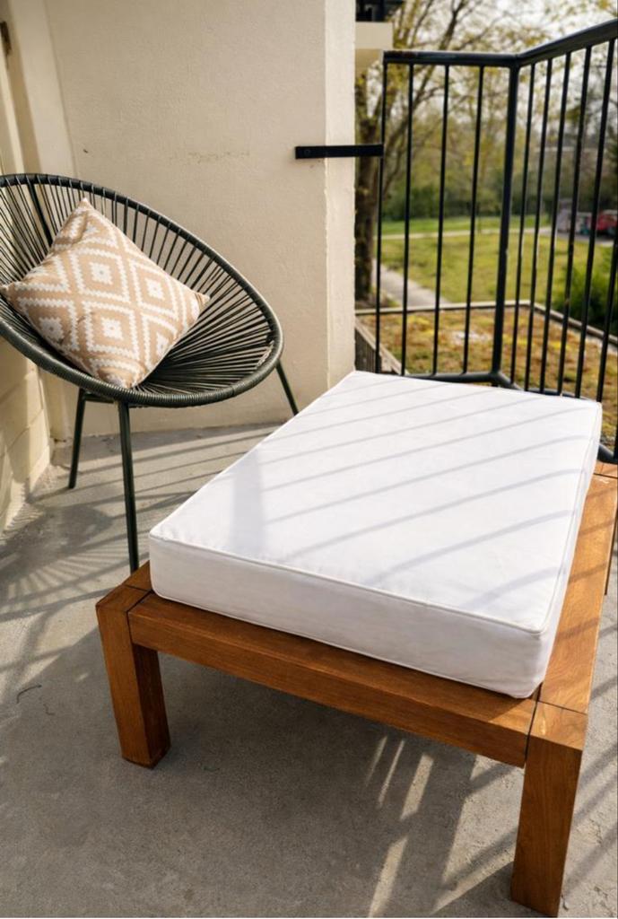 Houten balkonbankje/tuinbankje met wit kussen, Tuin en Terras, Ophalen, Gebruikt, Hout