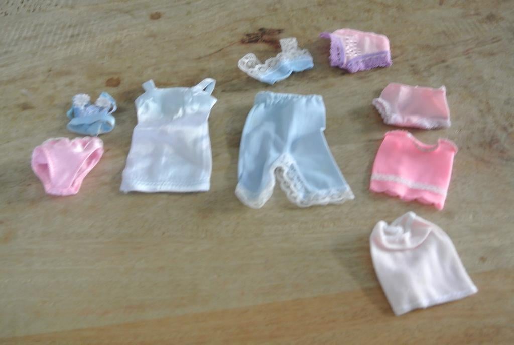 Barbie Sindy , Fleur Kleertjes Lingerie/ nr 800, Ophalen of Verzenden, Gebruikt, Kleertjes