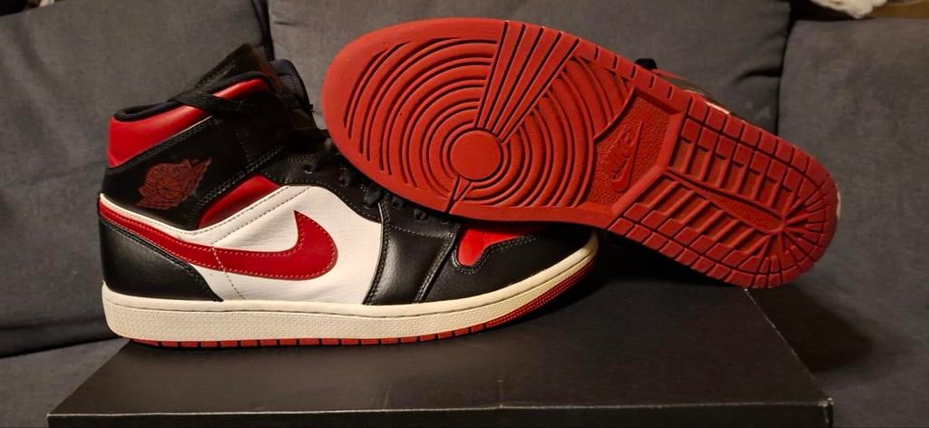 Jordan 1 Mid Wine Red Black White, Zwart, Ophalen of Verzenden, Sneakers of Gympen, Gedragen