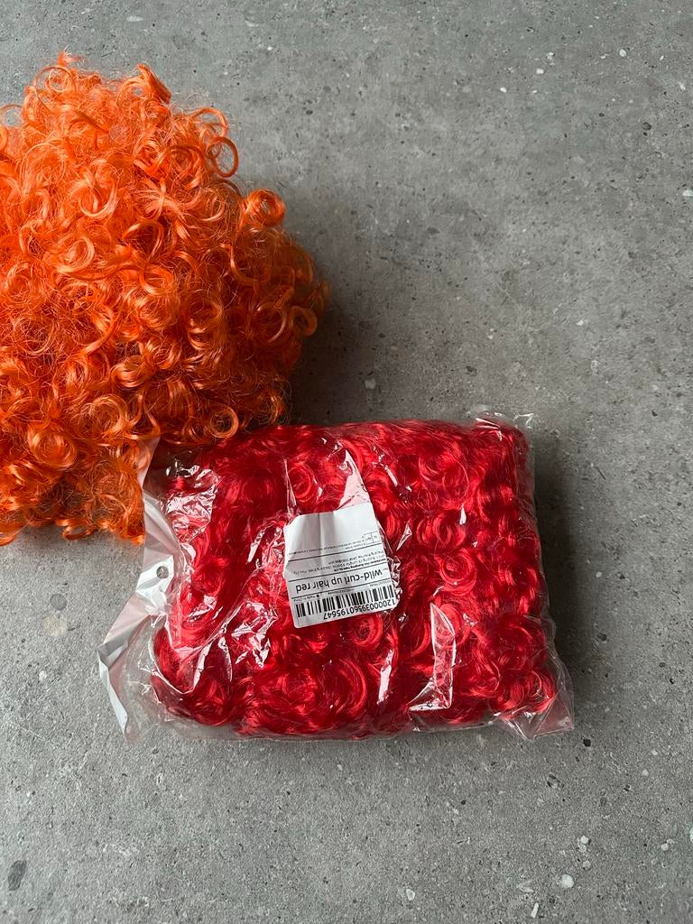 Rode pruik carnaval krullen, Ophalen of Verzenden, Nieuw, Hoed of Pruik, Carnaval