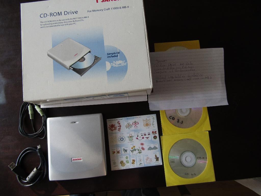 Een Janome C.D -Rom Drive te zetten op Borduurmachine, Hobby en Vrije tijd, Borduren en Borduurmachines, Ophalen, Nieuw, Machineborduren