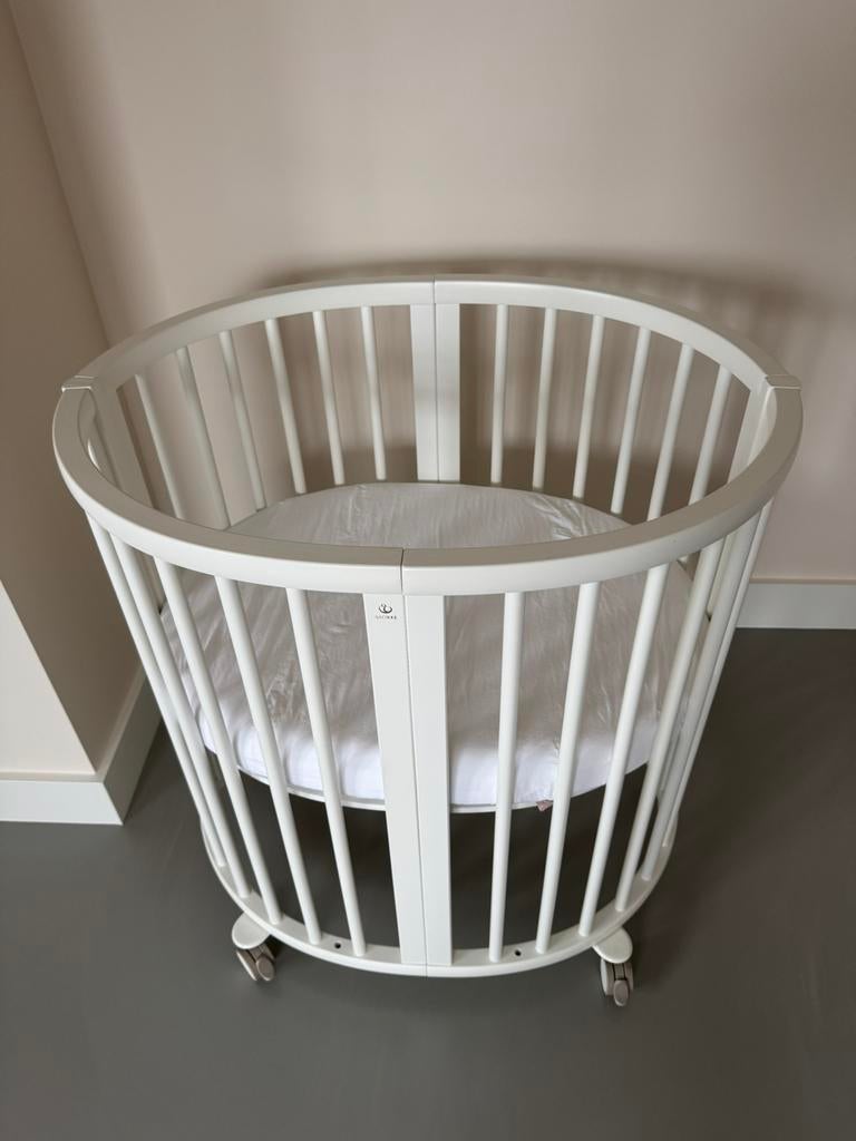 Stokke Sleepi mini V3 incl matras, piekstok, hemel en hoezen, Kinderen en Baby's, Babywiegjes en Ledikanten, Ophalen, Zo goed als nieuw