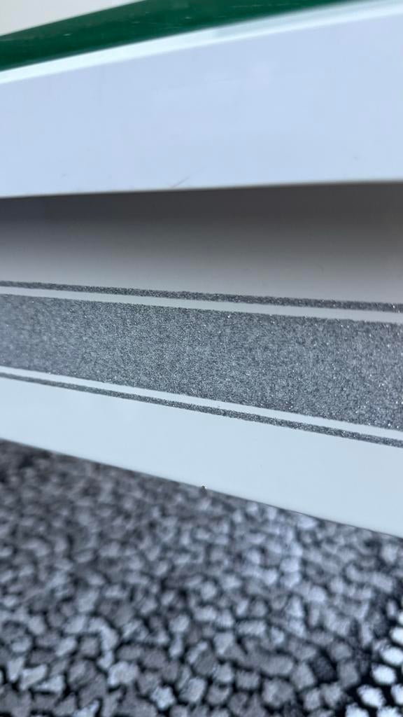 Moderne witte salontafel met glazen blad, Huis en Inrichting, Tafels | Salontafels, 100 tot 150 cm, 50 tot 75 cm, Rechthoekig