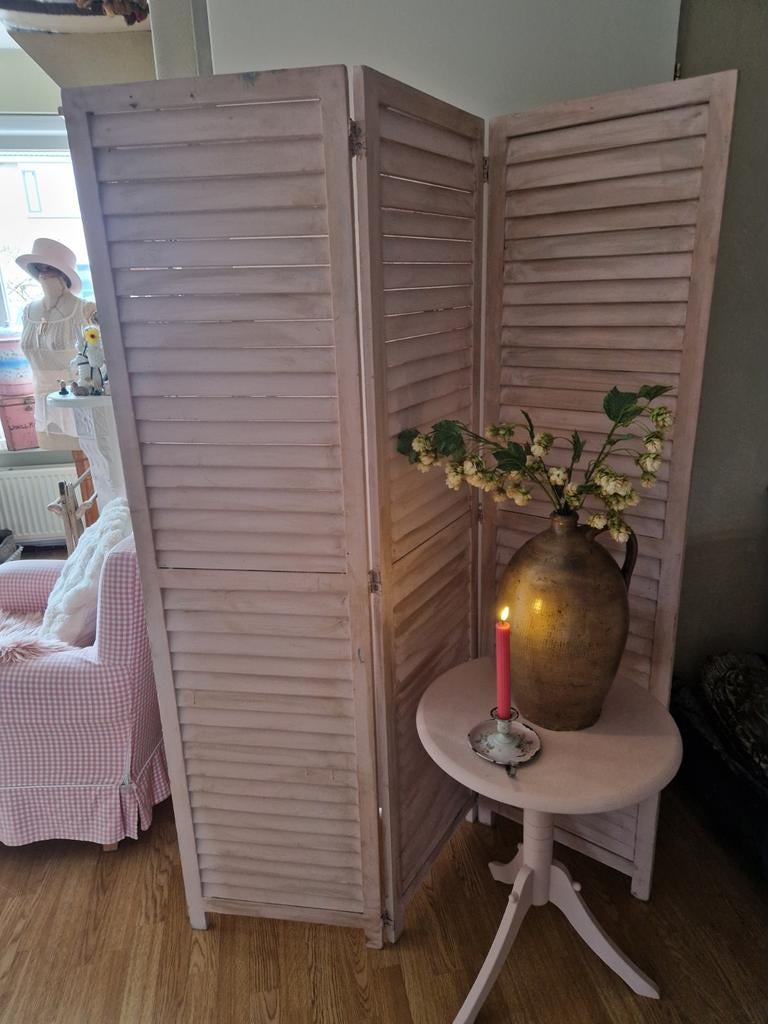 Driedelig roze kamerscherm, Ophalen