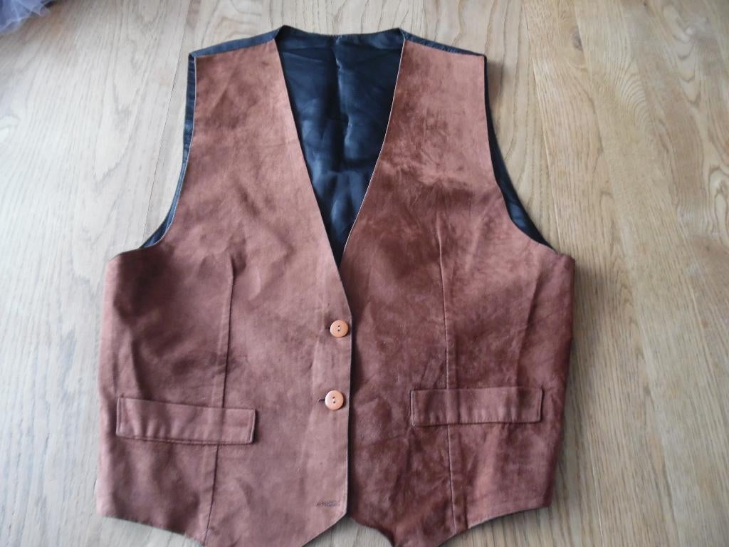 carnaval bruine suèdine gilet met zwarte rug gevoerd maat S, Maat 38/40 (M), Carnaval, Ophalen of Verzenden, Zo goed als nieuw