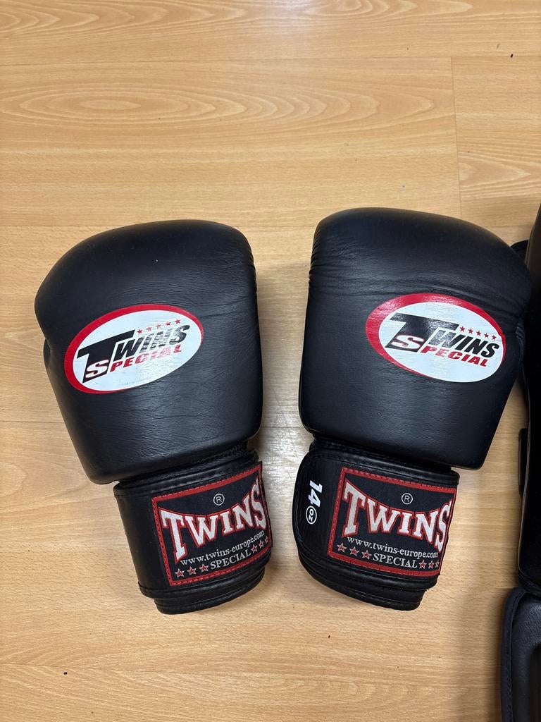Kickboks set: Twins handschoenen 14oz, Fairtex scheenbescher, Overige, Vechtsportbescherming, Nieuw, Maat M