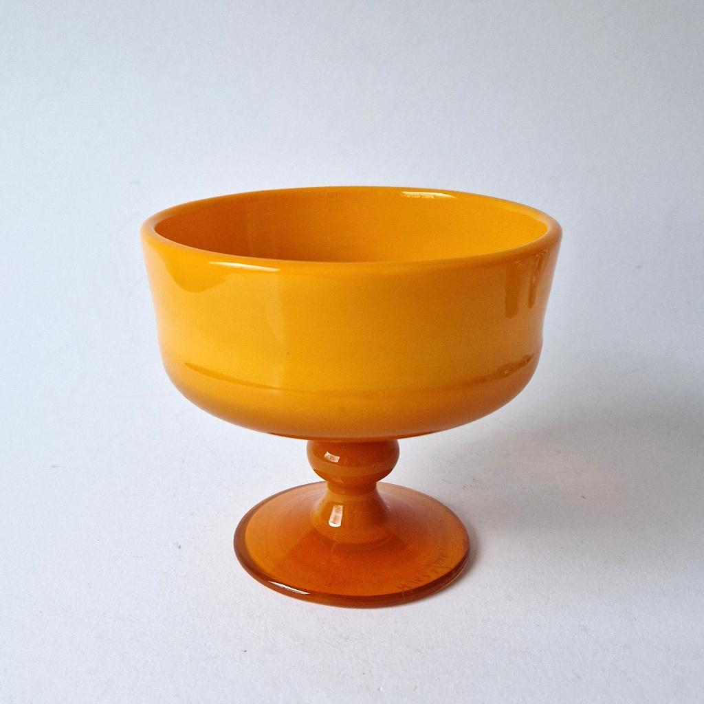 Kosta Boda - Schaal op voet van  Erik Höglund - Gesigneerd, Ophalen of Verzenden