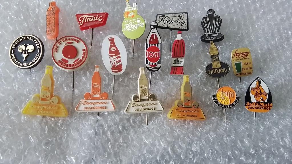 18 verschillende speldjes frisdranken en sapjes., Ophalen of Verzenden, Zo goed als nieuw, Overige onderwerpen
