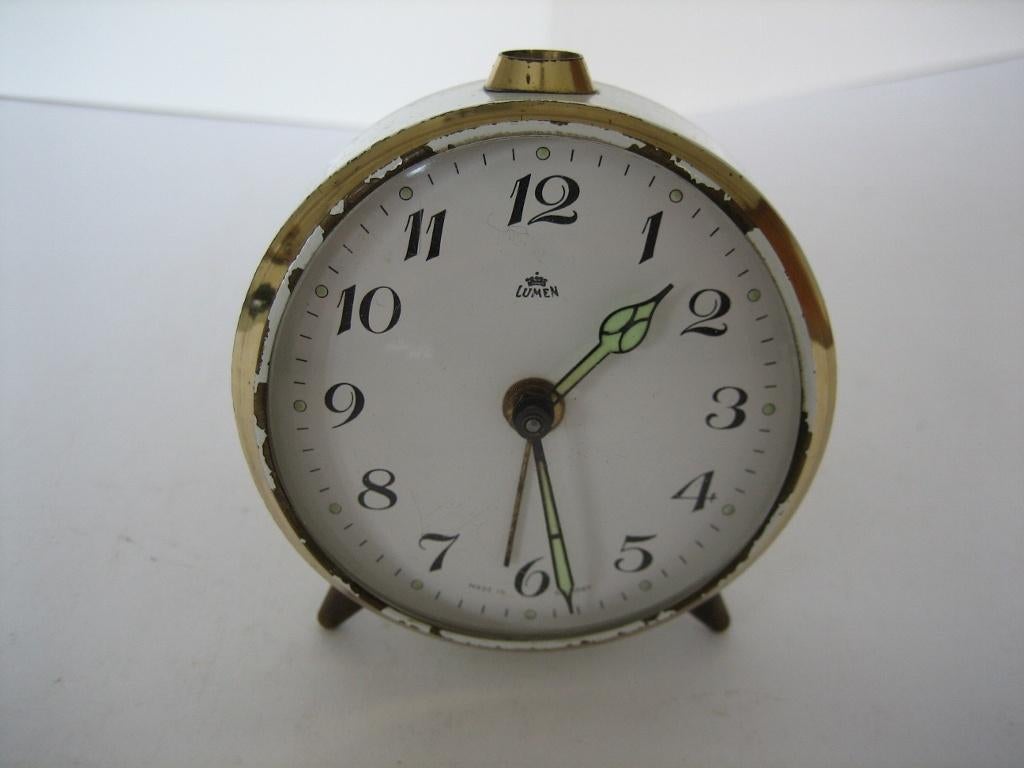 Lumen Small Alarm Clock in an white lacquered round metal c, Ophalen of Verzenden, Gebruikt, Wekker of Tafelklok
