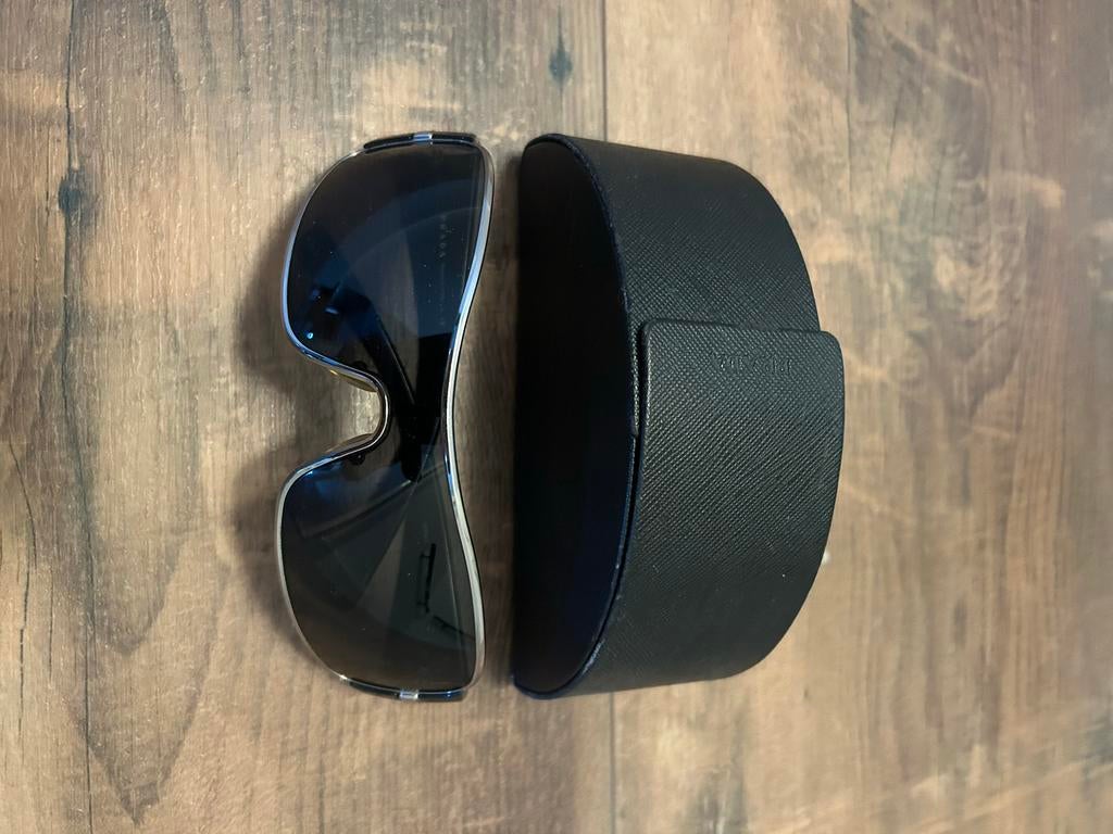 Prada Zonnebril met Originele opberg case, Sieraden, Tassen en Uiterlijk, Zonnebrillen en Brillen | Dames, Zonnebril, Prada, Zwart