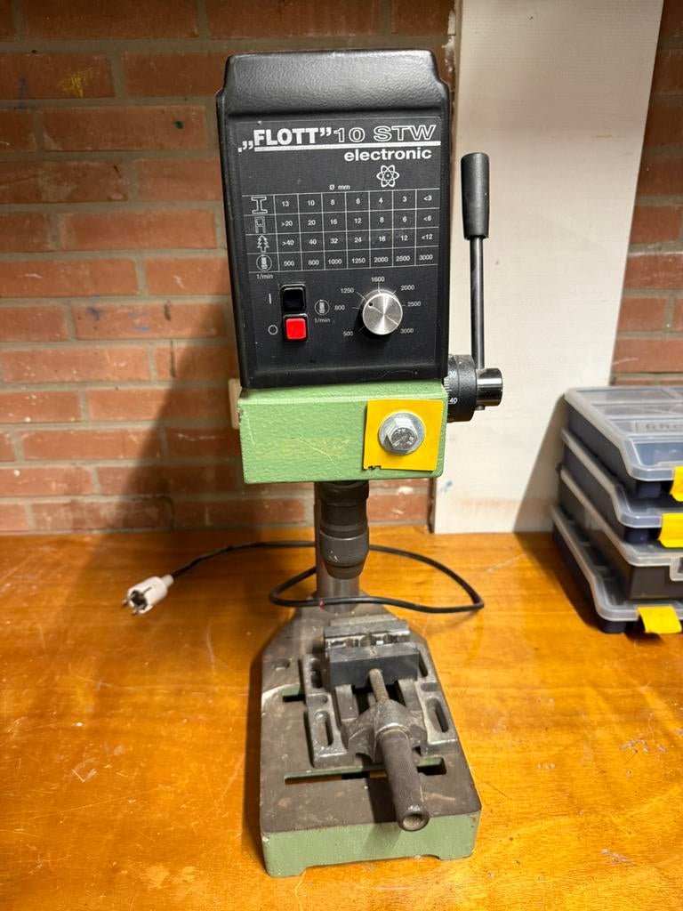 Flott 10 stw electronic tafel boormachine, Ophalen, Zo goed als nieuw, Kolomboormachine