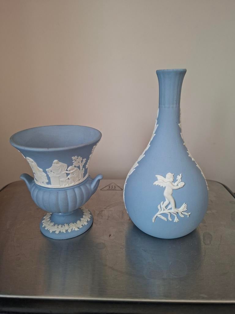 Wedgwood Jasperware Urn en Vaasje - Lichtblauw, Antiek en Kunst, Ophalen of Verzenden