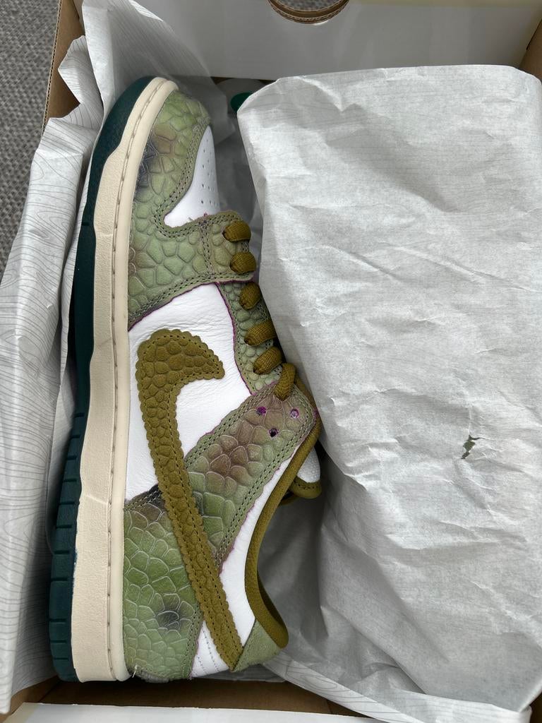 Nike SB Dunk Low Pro QS Oil Green Desert Moss-White, Ophalen of Verzenden, Nieuw, Overige kleuren, Sneakers of Gympen