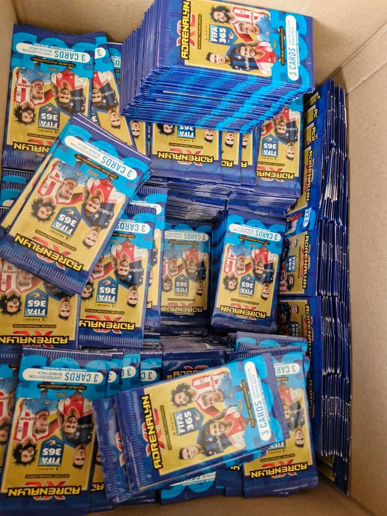 Panini Adrenalyn XL 2023 FIFA 365  - 1000 Set, Ophalen of Verzenden, Nieuw, Buitenlandse clubs, Poster, Plaatje of Sticker